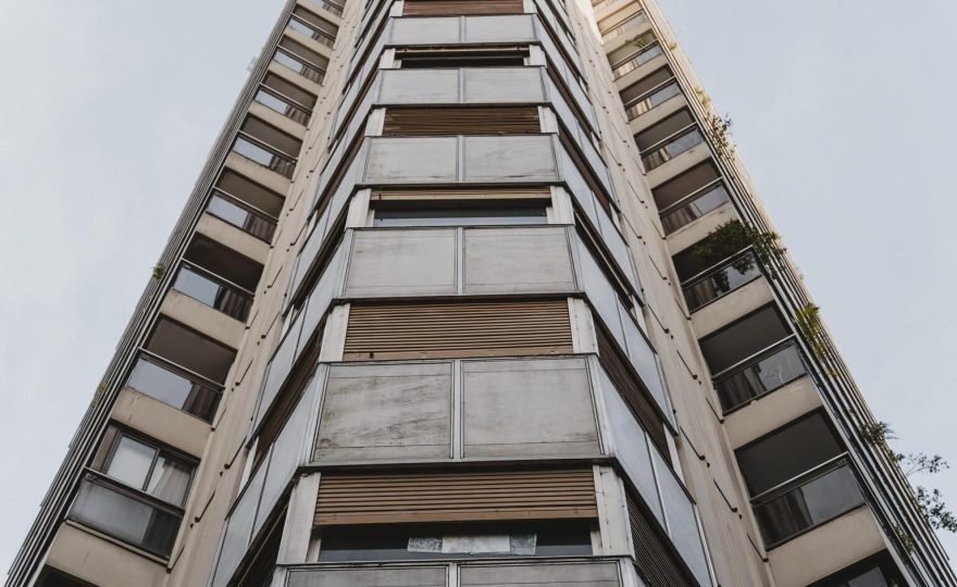 Fachada de prédio residencial moderno no bairro Santa Fé em Campo Grande, representando opções de apartamentos para alugar.