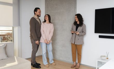 Casal avaliando imóvel para decidir entre alugar casa ou apartamento com corretora em Campo Grande MS