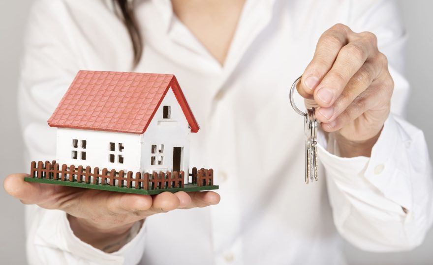 Casas para locação em Campo Grande MS representadas por maquete de casa com chaves, simbolizando aluguel residencial e escolha do imóvel ideal