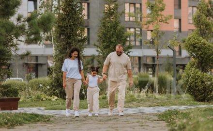 Família caminhando em bairro residencial próximo ao Centro de Campo Grande MS, destacando qualidade de vida e mobilidade