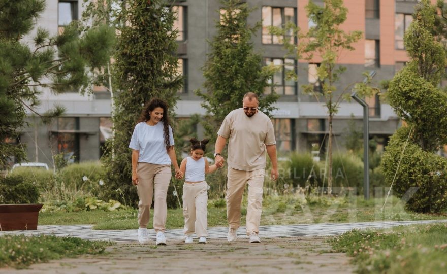 Família caminhando em bairro residencial próximo ao Centro de Campo Grande MS, destacando qualidade de vida e mobilidade