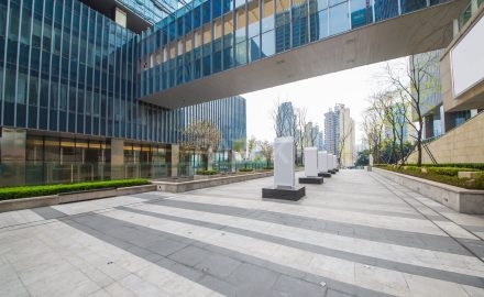 Imóvel comercial moderno com fachada em vidro em área urbana para aluguel em Campo Grande MS