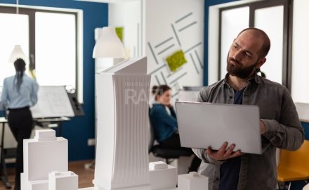 Profissional analisando projeto de imóvel Built to Suit desenvolvido sob medida para locação empresarial