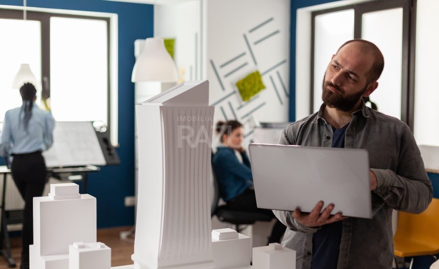 Profissional analisando projeto de imóvel Built to Suit desenvolvido sob medida para locação empresarial