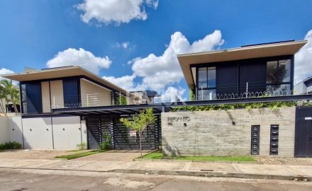 Condomínio residencial com sobrados modernos no bairro Monte Castelo, em Campo Grande MS, destacando a arquitetura contemporânea e o padrão dos imóveis disponíveis para locação.