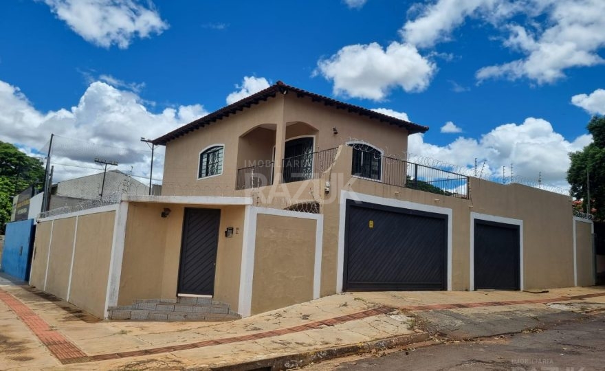 Casa ampla para alugar na Vila Planalto Campo Grande MS, localizada em bairro residencial com infraestrutura completa e excelente acesso ao centro da cidade.