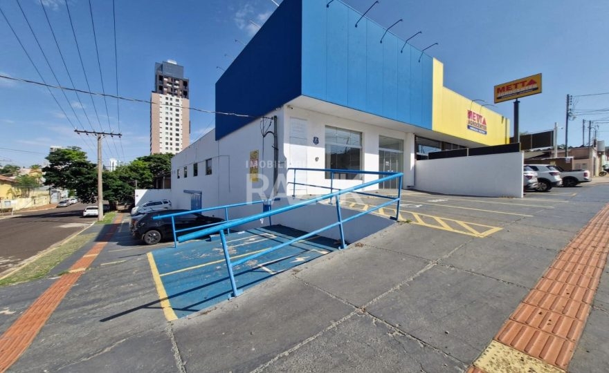 Fachada de salão para alugar em Campo Grande MS com recuo para estacionamento e rampa de acessibilidade.